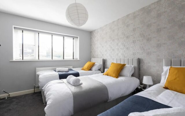 Large 5-bed House in Leeds/ Fits 10/free Parking/