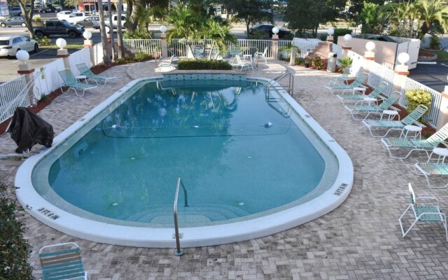 Econo Lodge Inn & Suites