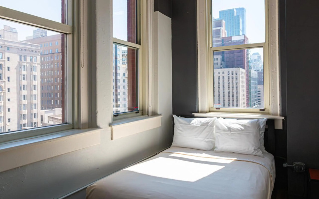 HI Chicago, The J. Ira and Nicki Harris Family Hostel