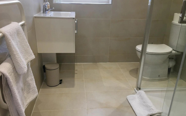 Luxurious 1 BED Serviced APARTMENT COBHAM