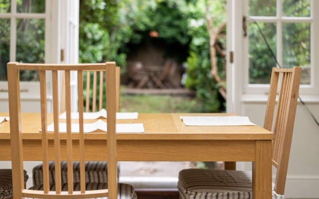 Marvelous 3BR Kennington House w Garden by GuestReady