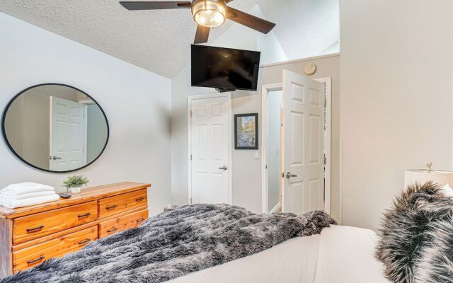 Downtown Gatlinburg Condo w/ Mountain-view Balcony