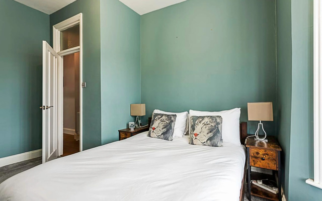 Modern and Spacious Colliers Wood Home