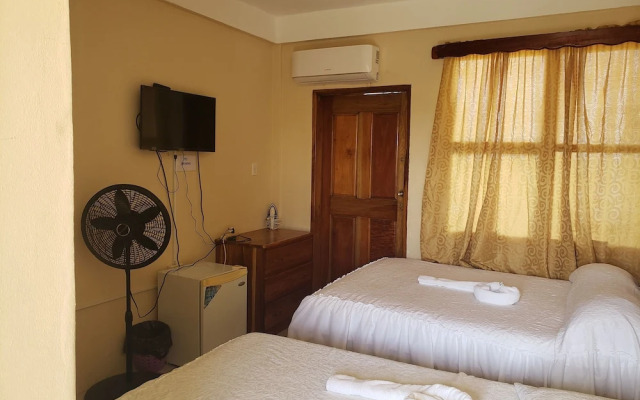 Pal's on the Beach - A Gold Standard Hotel