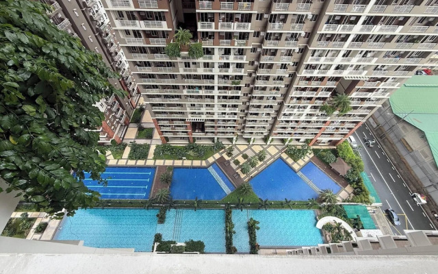Aesthetic Cozy Apartment Condo With Pool Balcony & Deck
