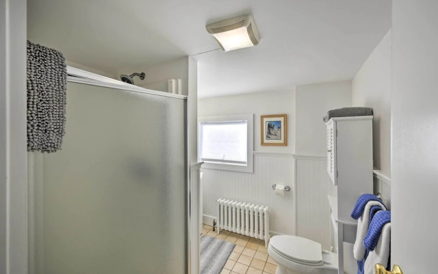 Quaint DT Greenport Apt - 2 Mi to Shelter Island!