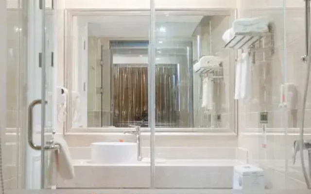 Vienna International Hotel (Ningbo South Business District Universal City)