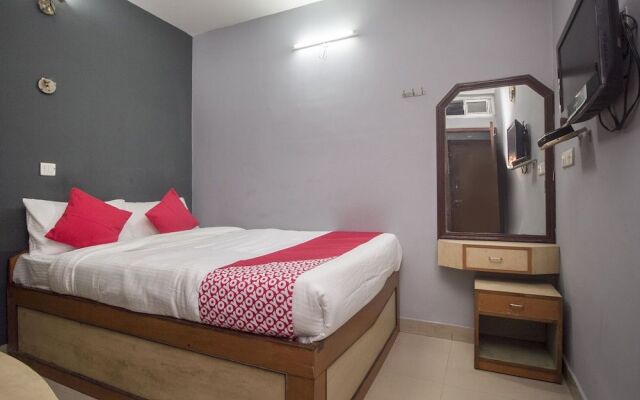 OYO 16041 Hotel Golden Moments