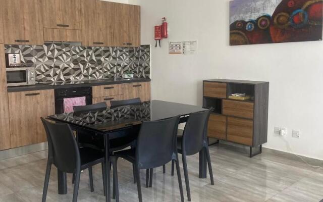 F8-3 Room 2 single beds shared bathroom in shared Flat