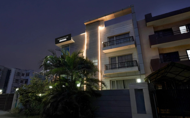 Super Townhouse Sector 51 Noida Near Metro Station