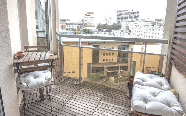 Superb Apartment With Balcony Near la Defense