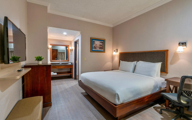 Wyndham Garden Hotel Baronne Plaza