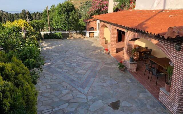 Chill out studio in the leafy Livadia village