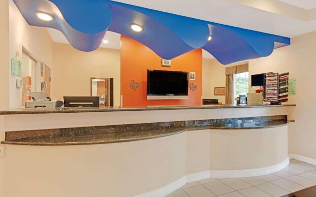 Super 8 by Wyndham Austin/Airport North