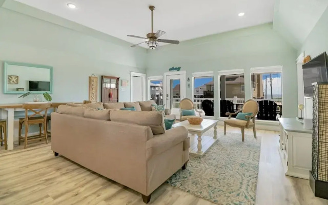 Always Sunny 3 Bedroom Home by RedAwning