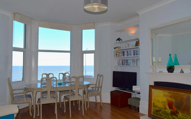 Seascape Retreat with Parking