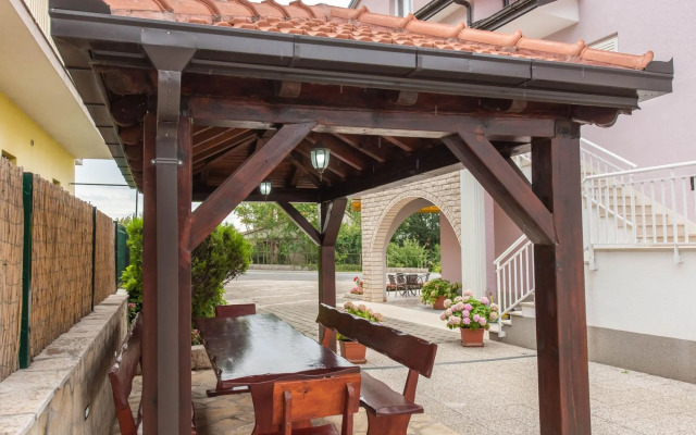 Lovely Apartment in Imotski With Balcony