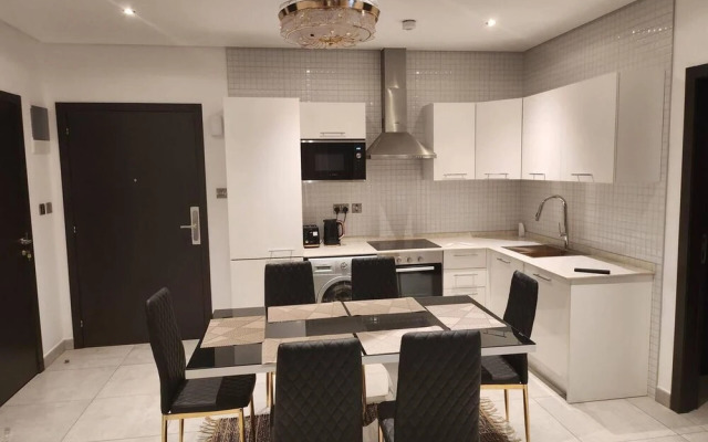 Luxurious & Comfy Gem-5 Star Location-pools, Gym!