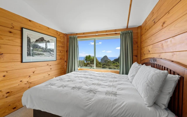 Seaview, Sun and Surf - Piha Holiday Home