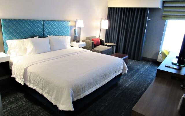 Hampton Inn & Suites Newtown