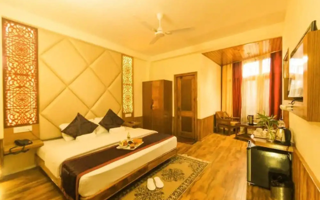 OYO 13836 Hotel Manu Vatika