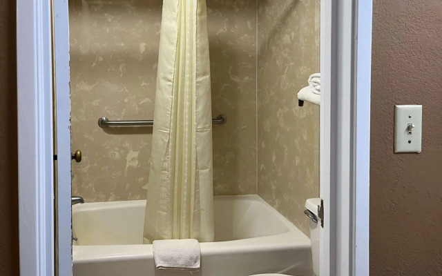 The Admiralty Suites & Inn Memphis Millington