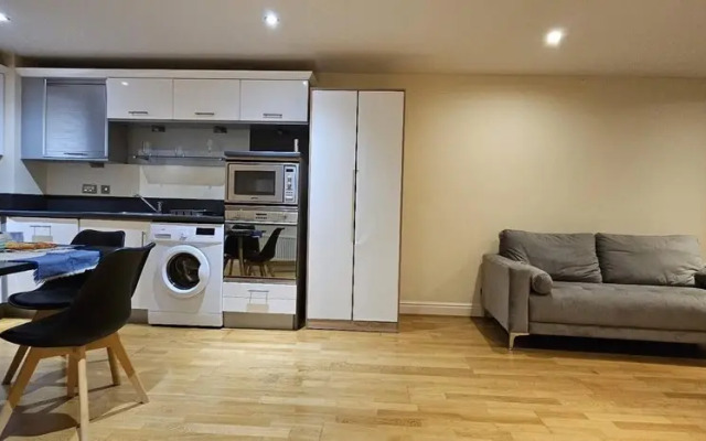 Modern & Lovely 2 Bed in London