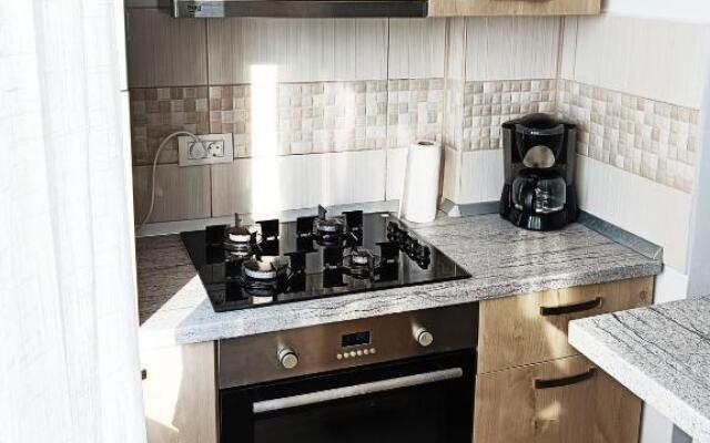 Quiet / Bright Studio/ Available Monthly