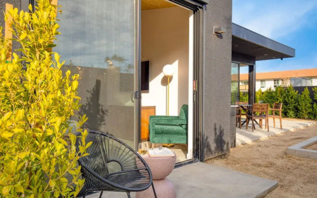 Blackhaus Suites by AvantStay – Modern Comfort in Downtown Palm Springs