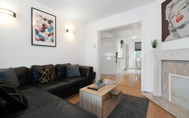 Stylish Three Bedroom House With Garden in Birmingham Suburb