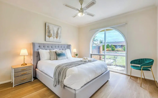 StayAU Pet-Friendly 7BR Spacious Retreat