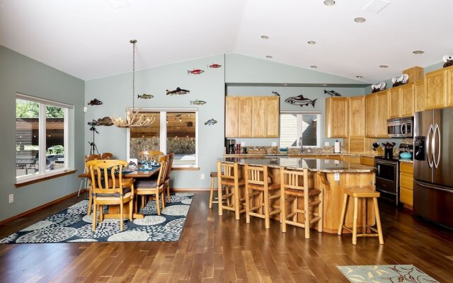 Riffle River Lodge 3 Bedroom Home by NW Comfy Cabins by RedAwning