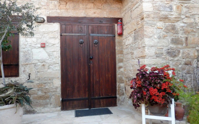 Nikis House