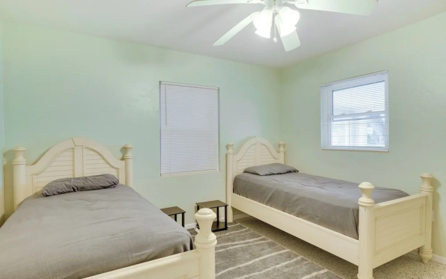 Waterfront Okeechobee Getaway w/ Backyard Dock!