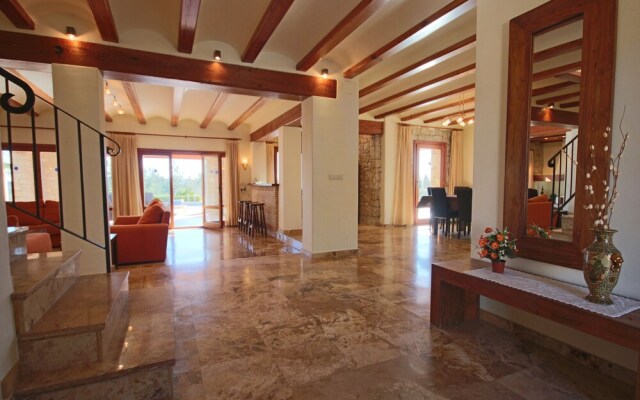 Private 4-bedroom Villa w/ Pool, Summer Kitchen & Expansive Living Space