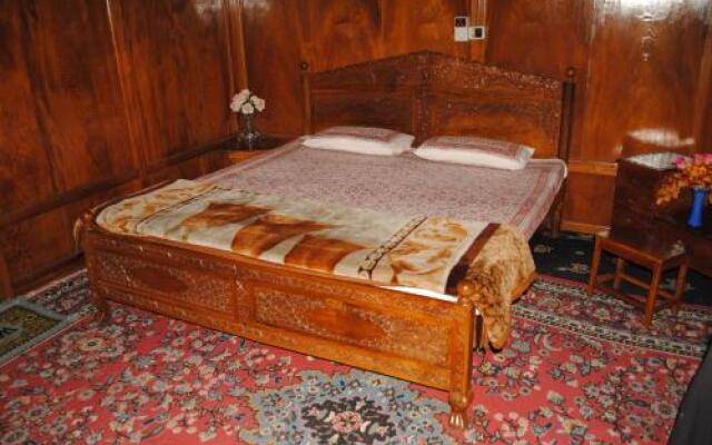New Chez Henry Houseboat