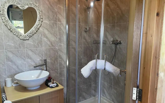 1 Bedroom Cabin Sleeps 2, Private Garden, Wifi