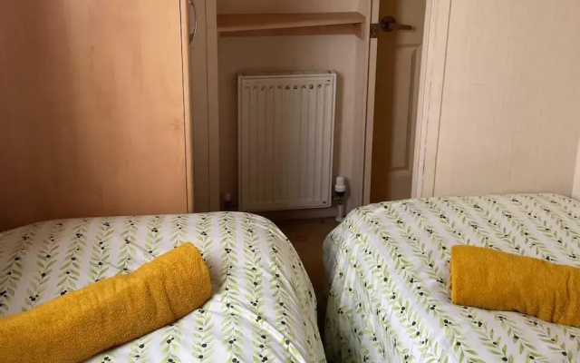 Cozy Camber Caravan 3 Bedroom Retreat With Decking