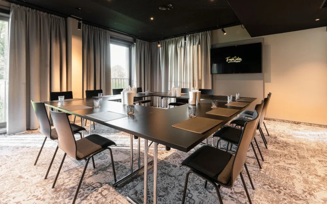 FreshSuites & Bar