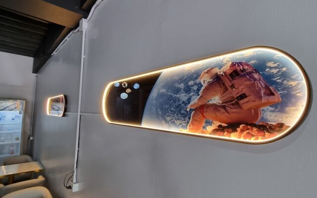 MET A Space Pod Phrom Phong