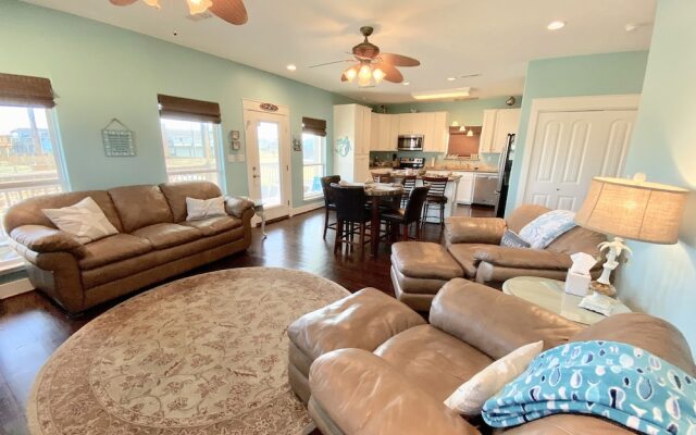 Beach Please 3 Bedroom Home by RedAwning