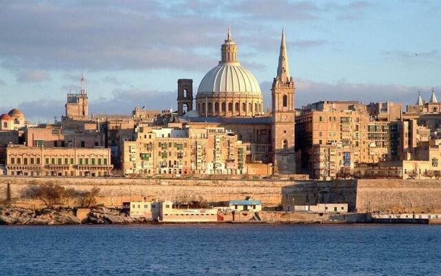 Seaview 3BR Apart inc Pool, Fort Cambridge Sliema