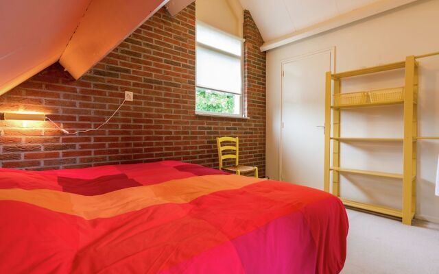 Cosy Holiday Home in Lauwersoog by the Lake