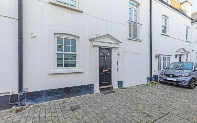 Pebble Mews House - Sleeps 6 to 8 Guests