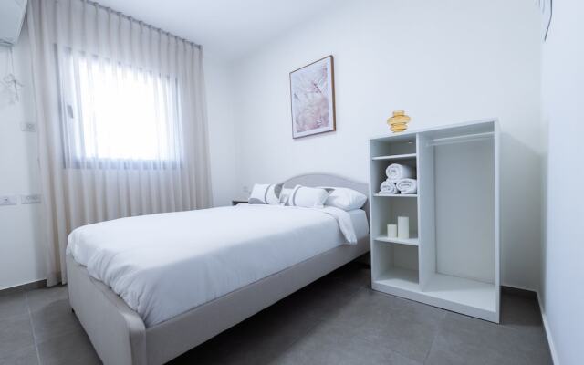 SeaFront Luxurious 3 BR Apartment