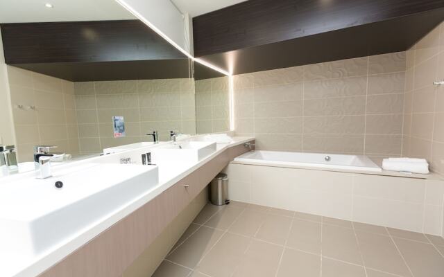Alexandra Hills Hotel – Bathroom – Ormiston