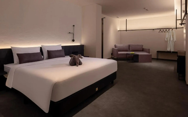 REZ Hotel