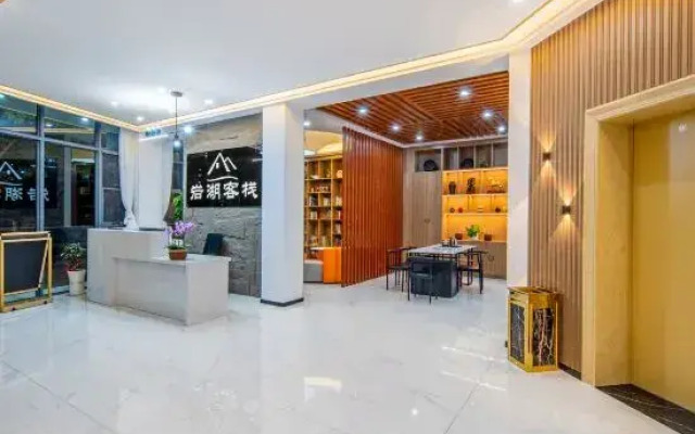 Chengjiang Yanhu Inn