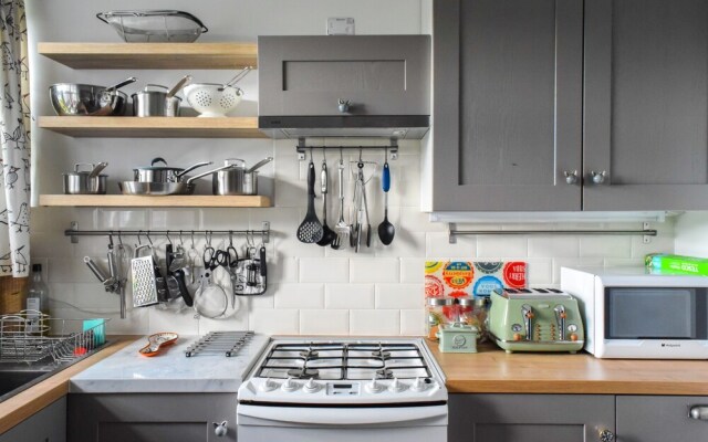 Charming 2 Bedroom Battersea Flat