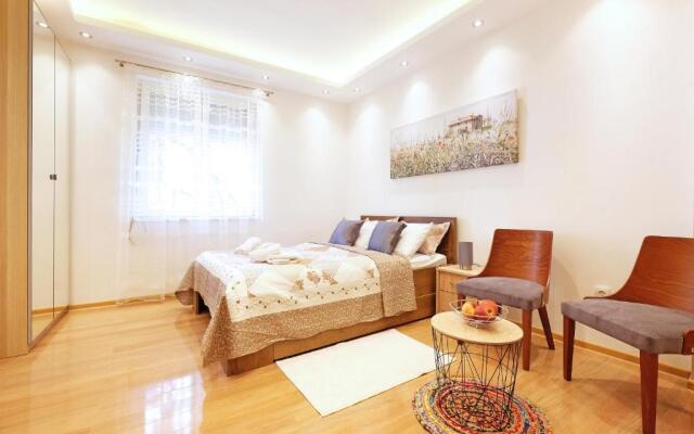 Best time for Intermezzo Apartment